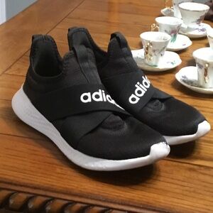 Women’s Black Adidas cloudfoam comfort shoes. Size 8&1/2